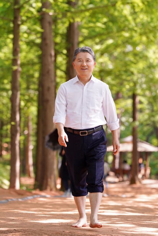 신발을 신고 황톳길을 걷는다는 중년 여성의 핀잔을 들은 후 남성현 산림청장이 신발을 벗고 맨발로 황톳길을 걷고 있다. 산림청 제공