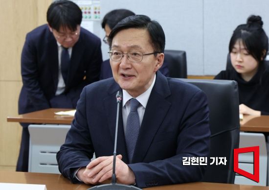 유홍림 서울대 총장이 26일 서울 종로구 서울대학교 의과대학에서 열린 의료 개혁 관련 현안 논의에서 발언하고 있다. 사진=김현민 기자 kimhyun81@