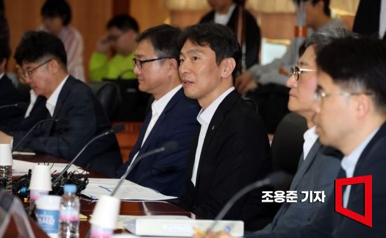 이복현 금융감독원장이 18일 서울 여의도 금융투자협회에서 열린 기업과 주주행동주의의 상생·발전을 위한 간담회에 참석, 발언하고 있다. 사진=조용준 기자 jun21@