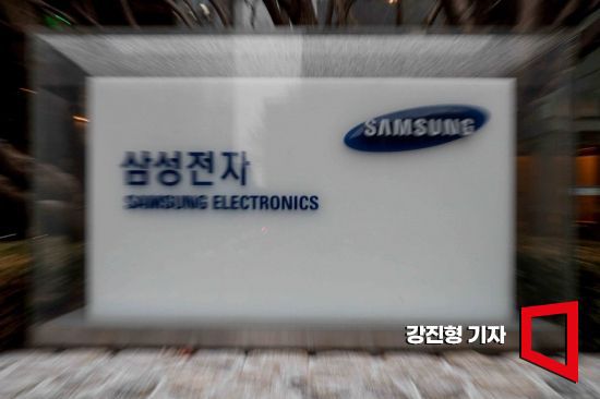 삼성전자가 지난해 연결 기준 잠정 영업이익이 6조5천400억, 매출액은 258조1천600억으로 집계됐다고 공시했다. 영업이익은 전년 동기 대비 84.92%, 매출은 4.91% 감소했다. 사진은 9일 서울 서초구 삼성전자 서초사옥. 사진=강진형 기자aymsdream@
