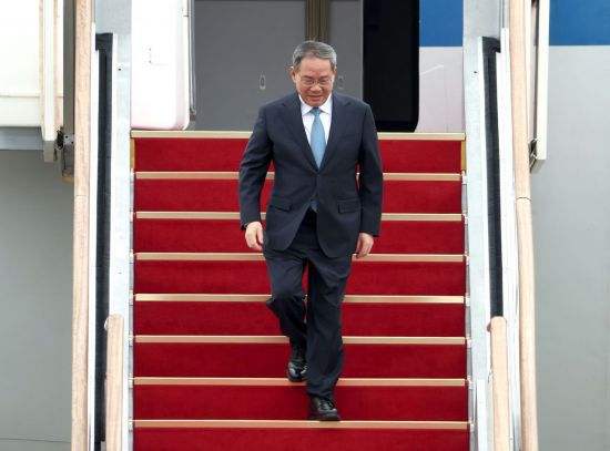 리창 중국 총리가 한중일 정상회의를 하루 앞둔 26일 경기도 성남 서울공항에 도착하고 있다. [이미지 출처=연합뉴스]