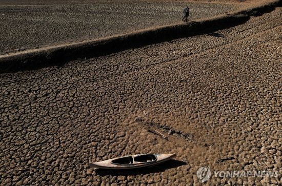 말라붙은 스페인의 한 저수지 모습 [이미지출처=연합뉴스]