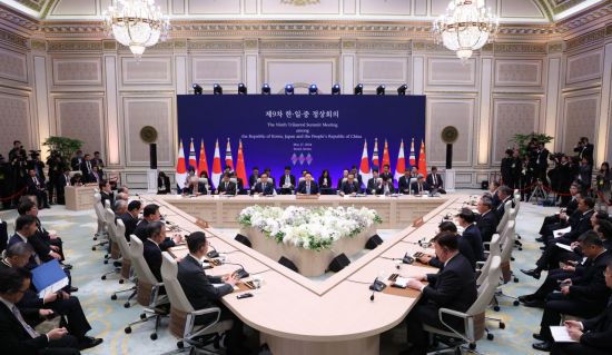 윤석열 대통령이  27일 청와대 영빈관에서 열린 제9차 한일중 정상회의에서 발언하고 있다. [이미지출처=연합뉴스]