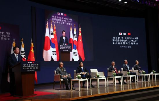 윤석열 대통령이 27일 서울 중구 대한상공회의소에서 열린 제8차 한일중 비즈니스 서밋에서 연설하고 있다. [이미지출처=연합뉴스]