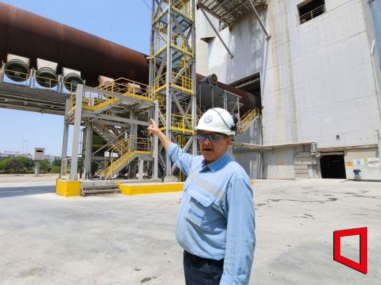 지난 20일(현지시간) 그리스 타이탄 시멘트 에프가르피아 공장에서 아나스타시오스 셀레기디스 재무행정부장이 소성로(킬른)를 가리키며 이산화탄소 저감에 대해 설명하고 있다