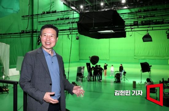 조현래 한국콘텐츠진흥원장이 23일 대전 한국콘텐츠진흥원 스튜디오큐브에서 아시아경제와 인터뷰하고 있다. 사진=김현민 기자 kimhyun81@