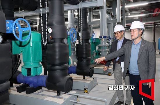 조현래 한국콘텐츠진흥원장이 23일 대전 한국콘텐츠진흥원 스튜디오큐브에서 시설 점검을 하고 있다. 사진=김현민 기자 kimhyun81@