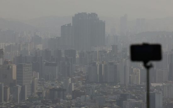 지난 5월 12일 미세먼지 농도가 '나쁨' 수준을 보인 서울 하늘. [이미지출처=연합뉴스]