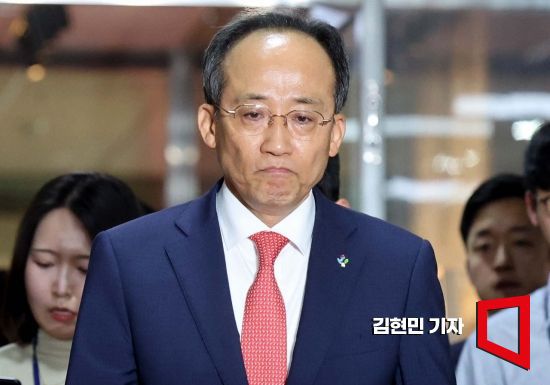 추경호 국민의힘 원내대표가 10일 국회에서 우원식 국회의장을 만나기 위해 의장실로 들어서고 있다. 사진=김현민 기자 kimhyun81@