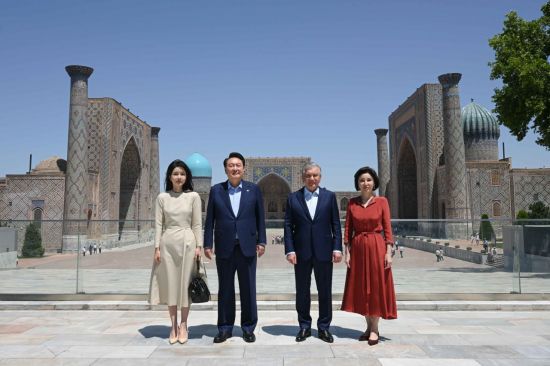 윤석열 대통령과 김건희 여사가 중앙아시아 3개국 국빈 방문 마지막 날인 15일(현지시간) 샤브카트 미르지요예프 우즈베키스탄 대통령 내외와 유네스코 세계 문화유산인 고도시 사마르칸트를 방문, 레기스탄 광장 시찰 전 입구에서 기념촬영을 하고 있다. [이미지출처=연합뉴스]