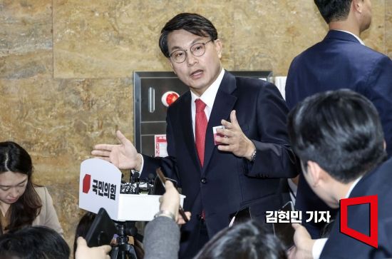 윤상현 국민의힘 의원이 16일 국회에서 열린 국민의힘, 국민의미래 당선자총회를 마치고 나와 취재진의 질문에 답변하고 있다. 사진=김현민 기자 kimhyun81@
