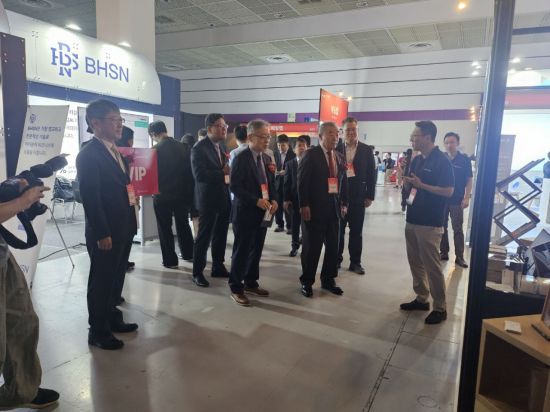 26일 오전 서울 삼성동 코엑스 1층 A홀에서 열린 '2024 리걸테크 AI 특별전시회(LTAS, Legal Tech & AI Show)'에서 이수형 법률신문 대표가 이기수 한국법원원 원장, 임관혁 서울고검장 등 주요 내빈들과 함께 행사 참여 업체 부스를 방문해 제품에 대한 설명을 듣고 있다. 사진=최석진 기자