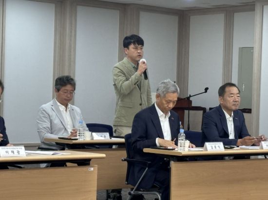 심상백 전국편의점가맹점협회 공동대표가 27일 서울 여의도 중소기업중앙회에서 진행된 '지불 능력 고려한 2025년도 최저임금 결정 촉구 대국민 호소 기자회견'에서 어려움을 호소하고 있다.
