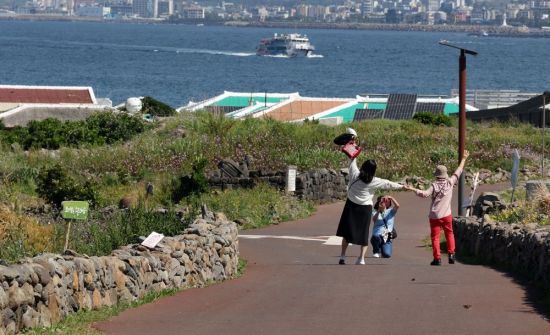 가파도를 즐기는 관광객들. 사진=조용준 기자 jun21@