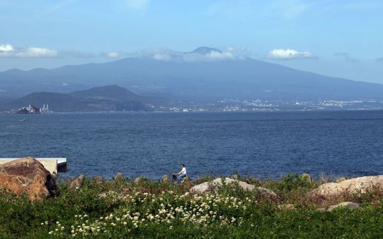 해안도를 따라 자전거를 타는 관광객. 사진=조용준 기자 jun21@