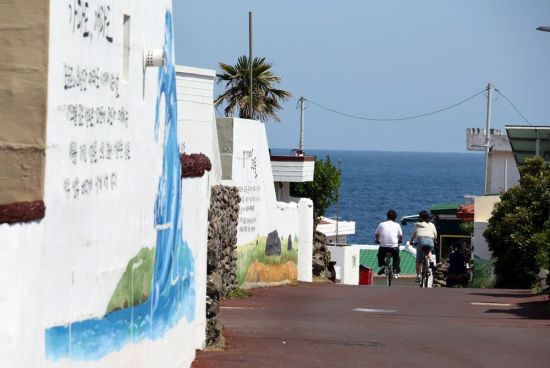 가파도는 걸어도 좋고 자전거를 타도 좋다. 사진=조용준 기자 jun21@