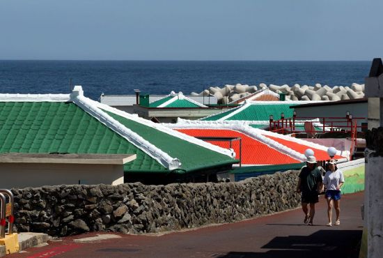마을길을 걷고 있는 관광객들. 사진=조용준 기자 jun21@