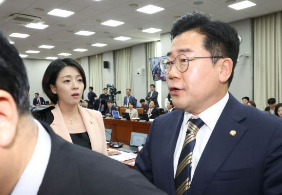 박찬대 위원장에세 항의하는 배현진 의원
    (서울=연합뉴스) 김주형 기자 = 국민의힘 배현진 의원(왼쪽)이 1일 오후 국회에서 열린 운영위원회 전체회의에서 잠시 휴정한 뒤 나가는 더불어민주당 소속 박찬대 위원장(오른쪽)에게 항의하고 있다. 
    박 위원장은 더불어민주당 정을호 의원의 질의 시간에 여야의 항의성 발언으로 장내가 소란스러워지자 "배현진 의원님 입 닫으시면 원활하게 진행할 수 있습니다."라고 말한 것으로 알려졌다. 2024.7.1
    kjhpress@yna.co.kr
(끝)


＜저작권자(c) 연합뉴스, 무단 전재-재배포, AI 학습 및 활용 금지＞