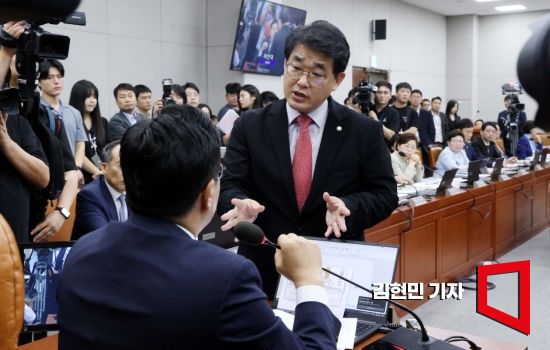 박찬대 국회 운영위원장이 1일 국회에서 열린 운영위 전체회의에서 배준영 여당 간사와 대화하고 있다. 이번 운영위 회의는 22대 국회 개원 이후 정진석 비서실장 등 대통령실 참모진이 처음으로 출석했다. 사진=김현민 기자 kimhyun81@