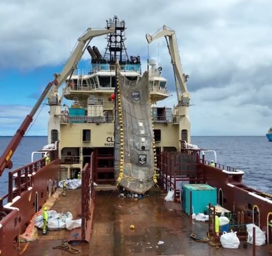 그물에 끌려 나온 쓰레기들. [이미지출처=오션클린업 SNS]