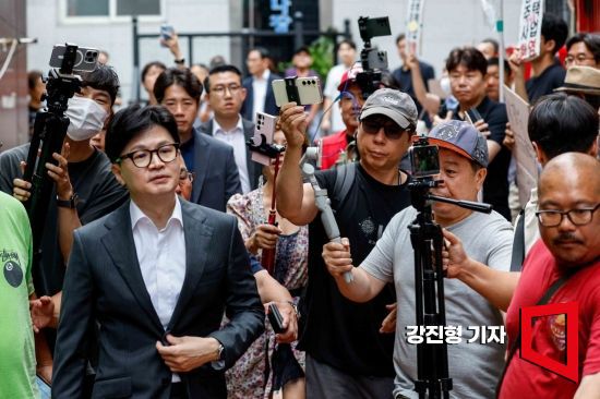 한동훈 국민의힘 대표 후보가 5일 서울 중구 동자동 쪽방촌에서 오세훈 서울시장과 조찬 회동을 하기 위해 회동장소로 이동하고 있다. 사진=강진형 기자aymsdream@