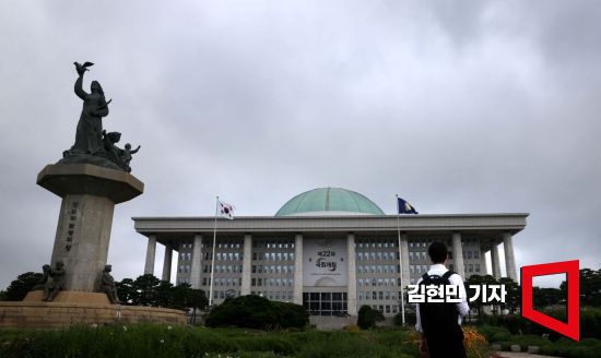 '채상병 특검법'은 국회 문턱을 넘었지만 여야의 극한 대치는 이제부터 시작이다. 대통령의 재의요구권(거부권)이 행사되면 여야는 재표결을 두고 또 한 차례 수싸움을 벌여야 한다. 5일 예정된 국회 개원식도 여당의 불참으로 무산되면서 정상적인 국회 운영은 어려워진 분위기다. 사진은 5일 먹구름으로 뒤덮힌 국회 모습. 사진=김현민 기자 kimhyun81@
