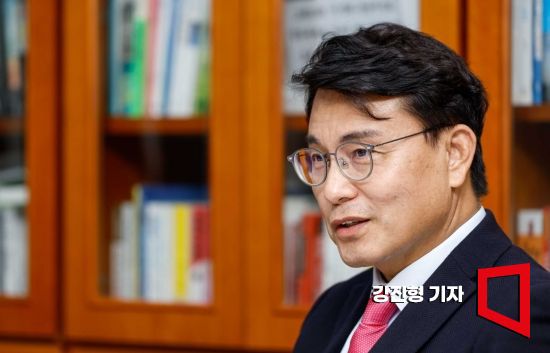 윤상현 국민의힘 당대표 후보가 서울 여의도 국회의원회관에서 인터뷰 하고 있다. 사진=강진형 기자aymsdream@