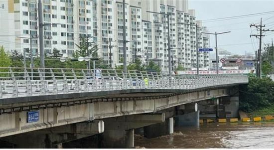 침하된 유등교 모습 / 대전시