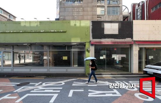 서울 서대문구 이화여대 인근 상권에 텅빈 상가가 곳곳에 자리하고 있다. 사진=강진형 기자aymsdream@