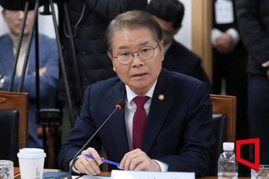 6일 서울 종로구 경사노위 대회의실에서 열린 대통령 소속 경제사회노동위원회(경사노위) 제13차 본위원회에서 이정식 고용노동부 장관이 인사말을 하고 있다. 사진=허영한 기자 younghan@