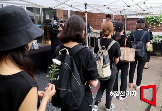 지난 7월 18일 숨진 서이초등학교 교사의 49재일인 4일 서울 서이초등학교에 마련된 헌화대에 꽃을 놓기 위해 시민들이 줄을 서 있다.