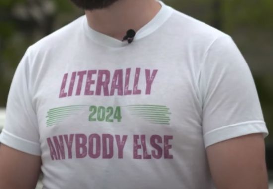 후보 등록 캠페인에 나선 '아무나 다른 사람'씨의 티셔츠 [이미지출처=TVH11 방송 캡처]