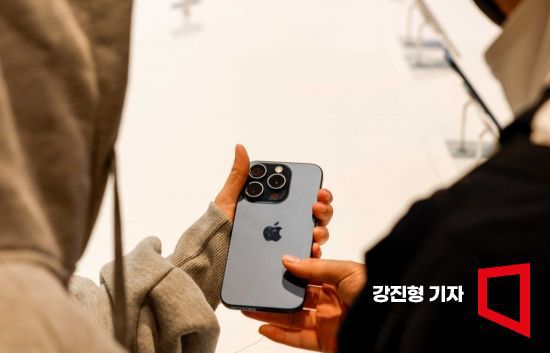 아이폰 15 시리즈 국내 정식 출시일인 13일 서울 중구 애플스토어 명동점에서 고객들이 제품을 체험하고 있다. 사진=강진형 기자aymsdream@