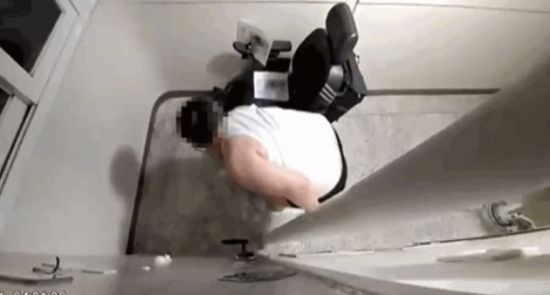 한 남성이 뾰족한 물건으로 휠체어 바퀴에 구멍을 내고 있다. [이미지출처=JTBC '사건반장']