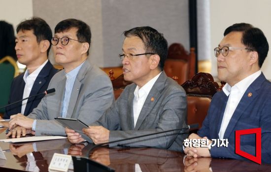 금융당국 수장들이 한국의 거시경제에 대해 논의하는 거시경제 금융회의가 1일 서울 은행회관에서 열렸다. 최상목 경제부총리 겸 기획재정부 장관이 모두발언을 하고 있다. 왼쪽부터 이복현 금융감독원장, 이창용 한국은행 총재, 최 부총리, 김병환 신임 금융위원장. 사진=허영한 기자 younghan@