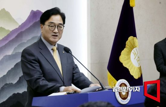 우원식 국회의장이 24일 국회에서 방송법 중재안 등 국회 현안 관련 긴급 기자회견을 하고 있다. 사진=김현민 기자 kimhyun81@