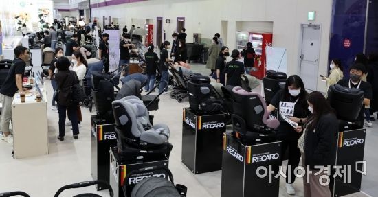 서울 강남구 코엑스에서 열린 육아박람회 방문객들이 육아용품 등을 살펴보고 있다. 자료사진=김현민 기자 kimhyun81@