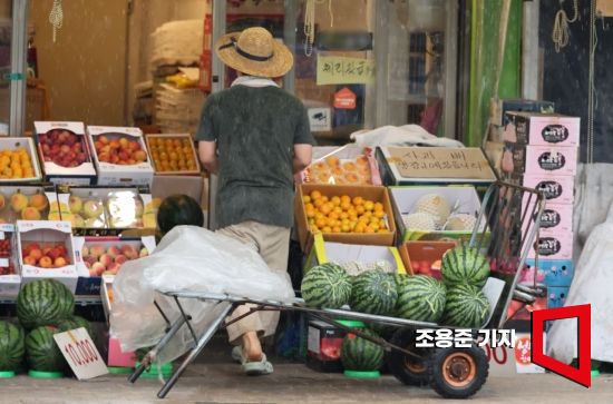 소비자물가 상승률이 석 달 연속 2%대를 기록하며 사과 등 과일 가격 강세가 이어진 2일 서울 영등포구 청과시장에 상인이 과일을 진열하고 있다. 사진=조용준 기자 jun21@