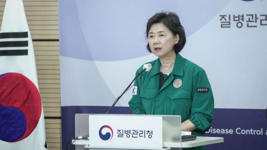 지영미 질병관리청장이 21일 충북 오송 질병관리청 브리핑실에서 여름철 코로나19 유행 분석 및 정부 대응 관련 브리핑을 하고 있다.[사진제공= 질병관리청]