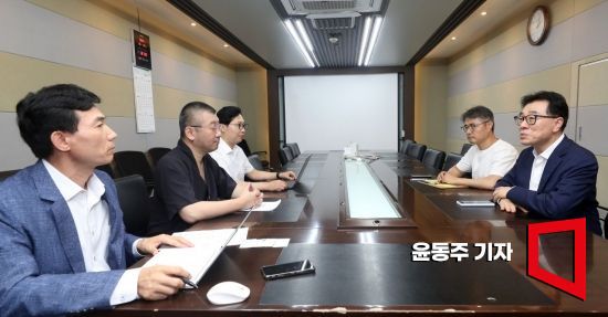 22일 서울 중구 아시아미디어타워에서 '북한의 해킹 실태 진단과 사이버 안보 분야 과제'를 주제로 열린 채텀하우스 좌담회에서 패널들이 토론하고 있다. (왼쪽 아래부터 시계 방향으로) 소종섭 아시아경제 정치사회 매니징에디터, 이진 사이버안보연구소(NCSL) 소장, 문종현 지니언스 시큐리티센터장, 윤민우 가천대 경찰안보학과 교수, 임종인 대통령실 사이버특별보좌관. 윤동주 기자 doso7@