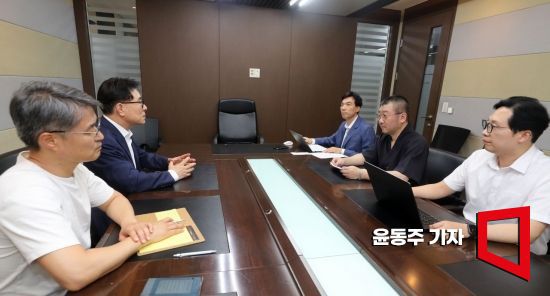 22일 서울 중구 아시아미디어타워에서 '북한의 해킹 실태 진단과 사이버 안보 분야 과제'를 주제로 열린 채텀하우스 좌담회에서 패널들이 토론하고 있다. 윤동주 기자 doso7@