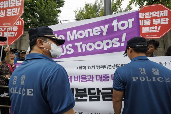 제12차 한미 방위비 분담 특별협정 7차 협상이 예정된 27일 오전 협상장인 서울 용산구 국방대학원 서울캠퍼스 인근에서 평화와 통일을 여는 사람들(평통사) 회원들이 한미 방위비 협정 협상 중단 등을 주장 회견을 시도하자 경찰이 이를 저지하고 있다. [이미지출처=연합뉴스]
