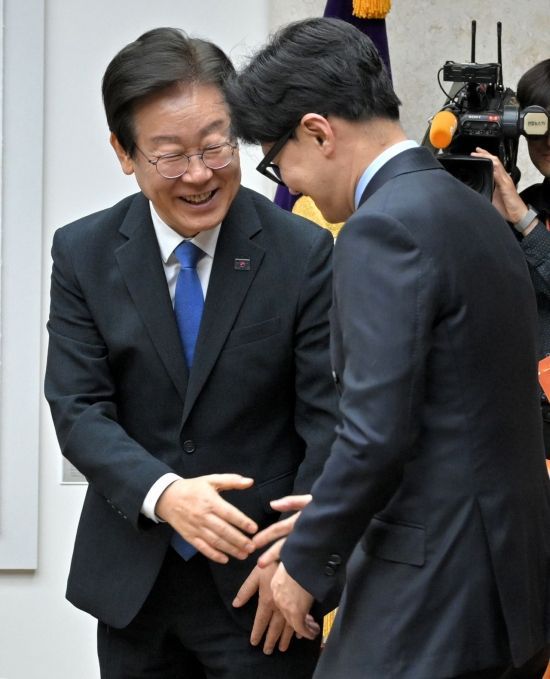 한동훈 국민의힘 대표와 이재명 더불어민주당 대표가 2일 국회 의장접견실에서 열린 제22대국회 개원식 겸 정기회 개회식 사전환담에서 악수하고 있다. 사진=김현민 기자 kimhyun81@