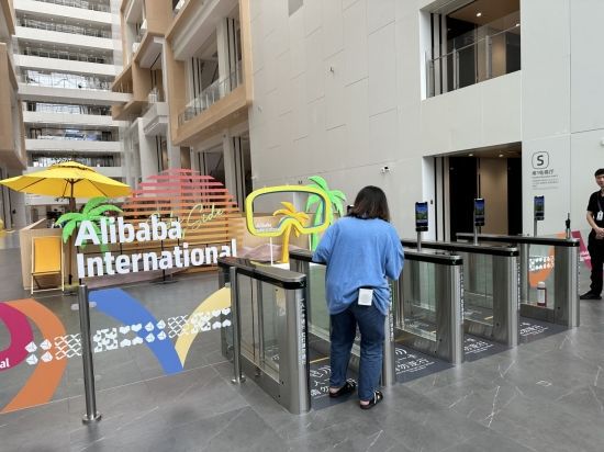 알리바바 인터내셔널의 한 직원이 얼굴인식을 통해 게이트를 통과하고 있다. [사진=이명환 기자]