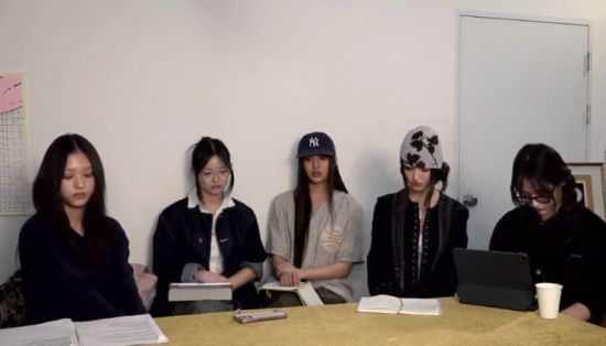 걸그룹 뉴진스가 지난 11일 유튜브 라이브 방송을 하고 있다.
[이미지출처=유튜브 캡처]