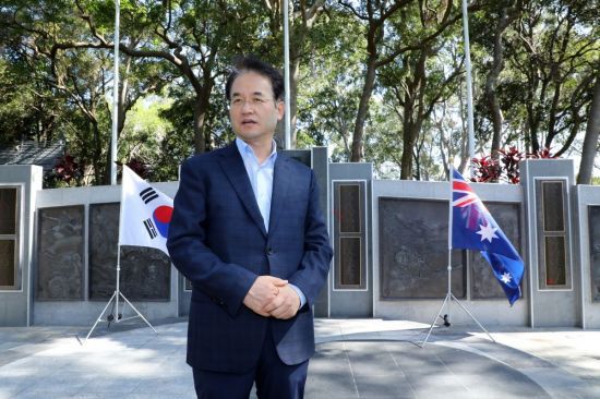 이동환 고양시장이 호주 퀸즐랜드 한국전 참전용사 기념비를 찾아 헌화했다. ＜사진=고양시＞