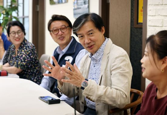 조국혁신당 조국 대표가 19일 전남 영광군 영광읍 한 카페에서 영광 재향군인회 세탁봉사단과 대화하고 있다. [이미지출처=연합뉴스]