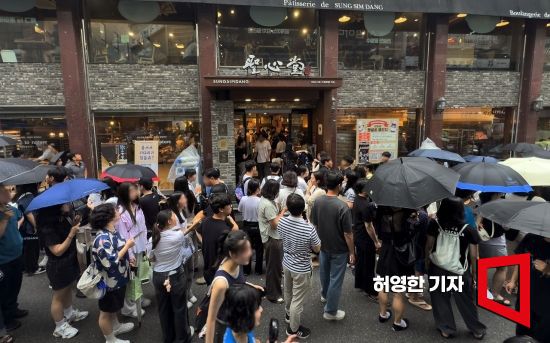 대전의 대표 명소가 된 성심당 본점 앞에 빵을 구입하려는 방문객들이 장사진을 이루고 있다. 사진=허영한 기자