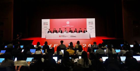 2일 오후 부산 해운대구 신세계백화점 센텀시티점 문화홀에서 제29회 부산국제영화제(BIFF) 개막작인 넷플릭스 영화 '전, 란' 기자회견이 열리고 있다[사진출처=연합뉴스]