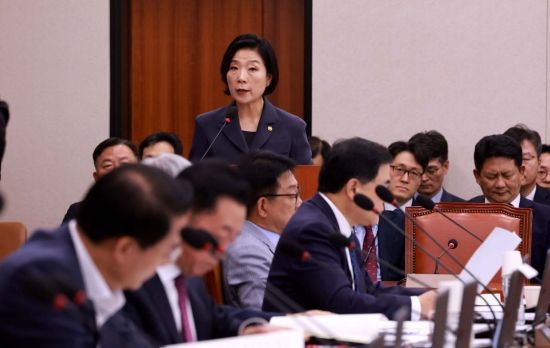 오영주 중소벤처기업부 장관이 8일 국회에서 열린 산업통상자원중소벤처기업위원회의 중소벤처기업부 등에 대한 국정감사에서 업무보고를 하고 있다. 사진=김현민 기자 kimhyun81@